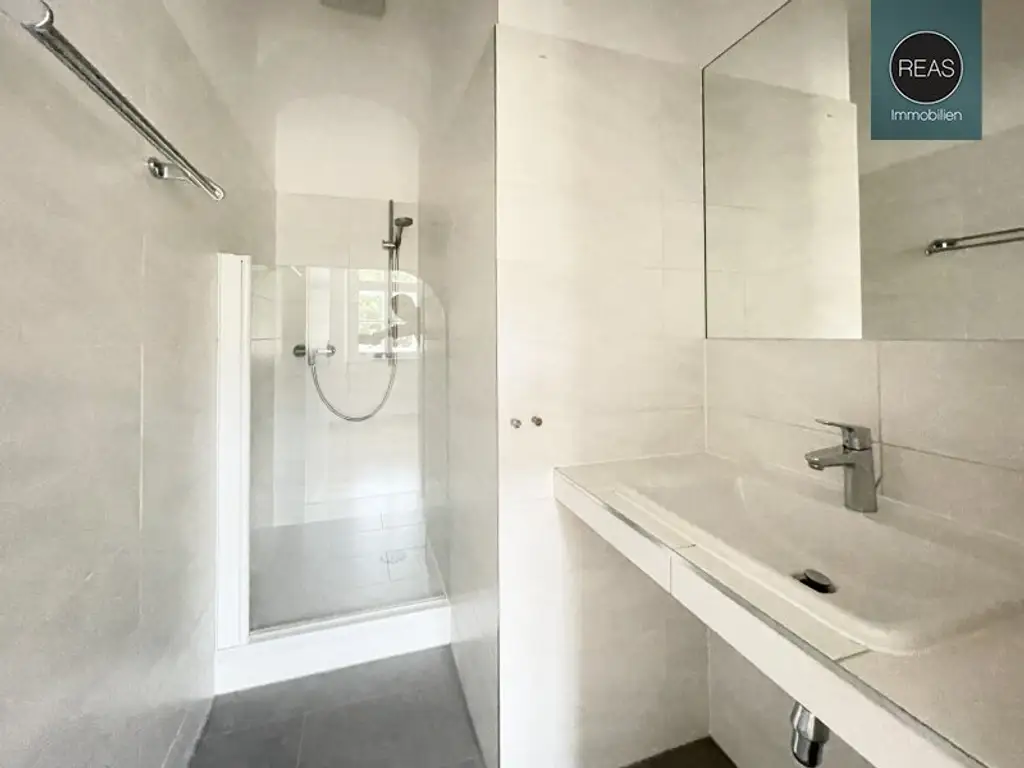 Provisionsfrei: Wunderschönes Apartment mit ruhiger Balkon-Terrasse bei der Orangerie Schönbrunn!