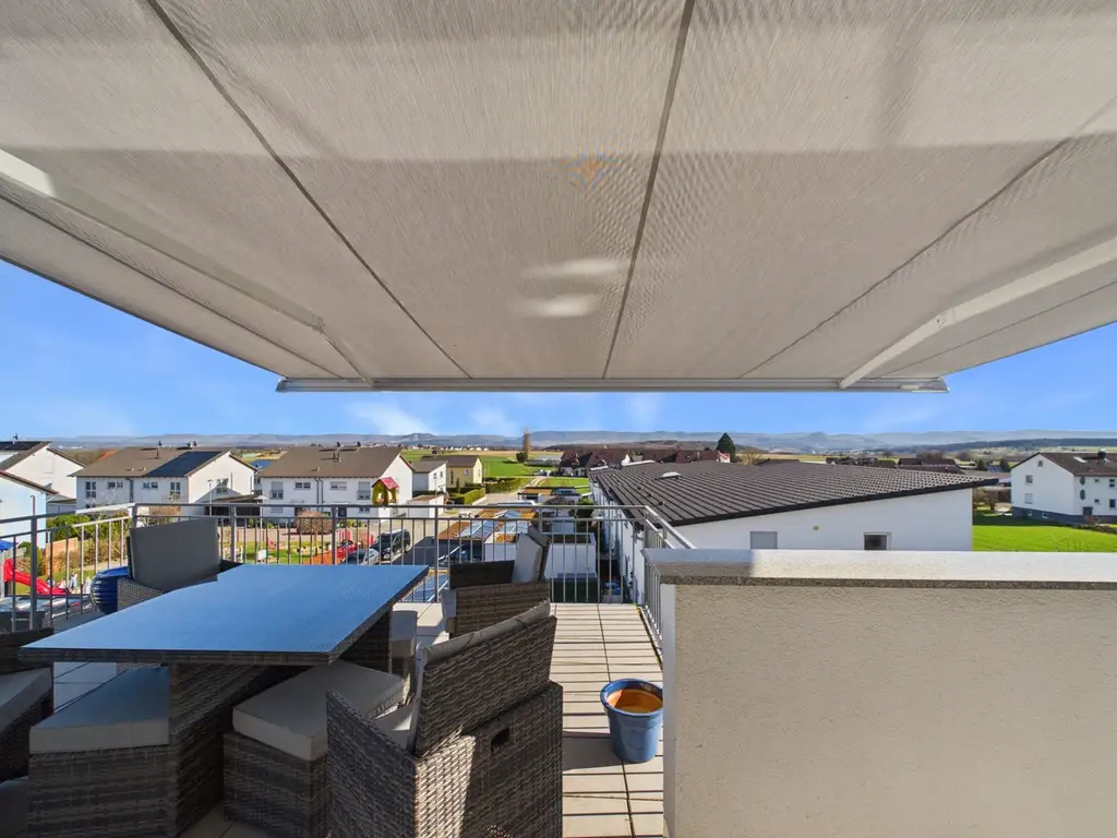 Terrasse mit Sonnenmarkise