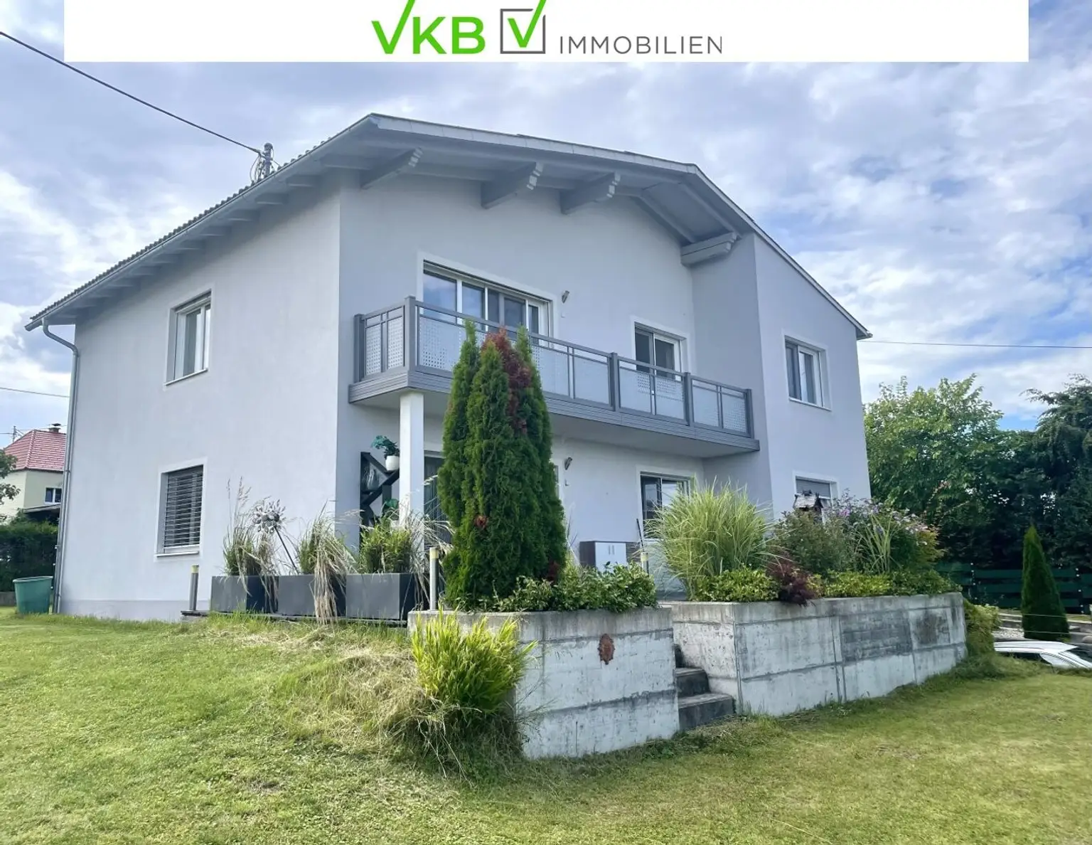 Wohnen & Wohlfühlen - Modernes Haus mit Gartenidylle für zwei Familien