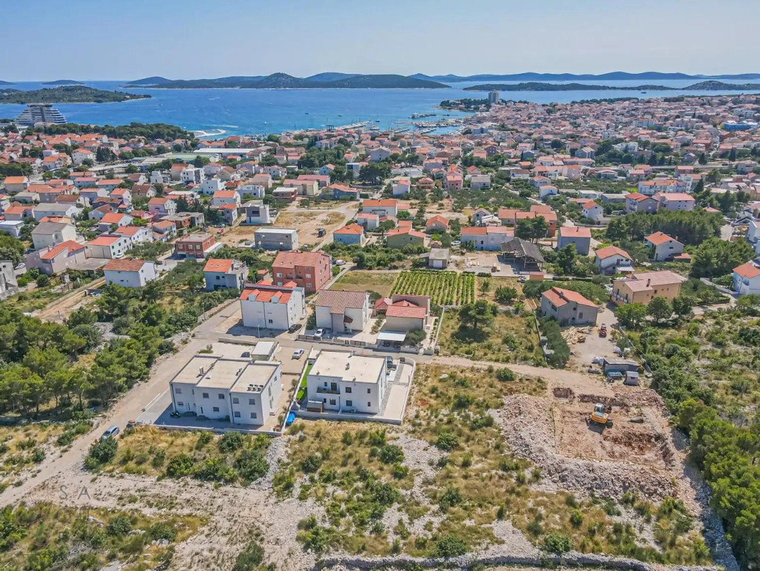 Modernes Wohndomizil mit Stil – Halbvilla mit Pool in Vodice