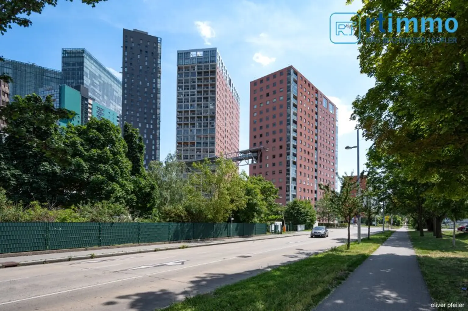 Himmelblau überall, 104m² mit über 23m² Freifläche auf 3,5 Zimmern. Atemberaubender Ausblick soweit das Auge reicht!