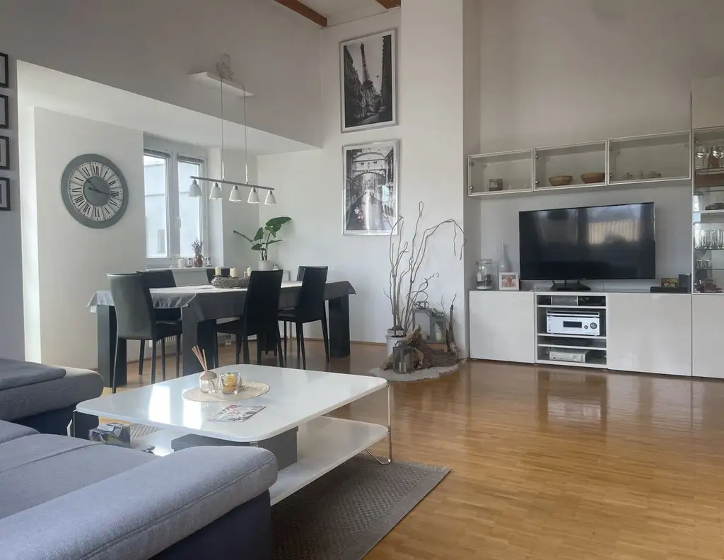 Stilvolle 4-Zimmer-Dachgeschosswohnung am Römerberg - Urbanes Wohnen auf höchstem Niveau