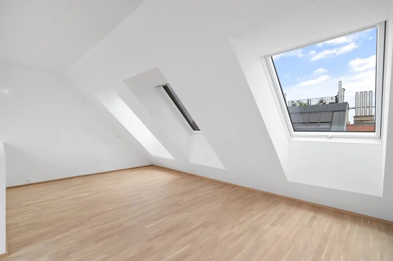 4-Zimmer-Dachgeschosswohnung (Massivbauweise) mit Terrassen in generalsaniertem Altbau