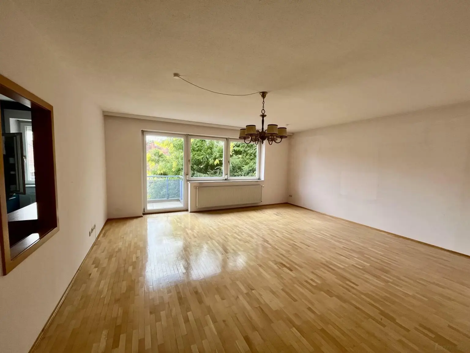 Wohnzimmer mit Ausgang auf den Balkon