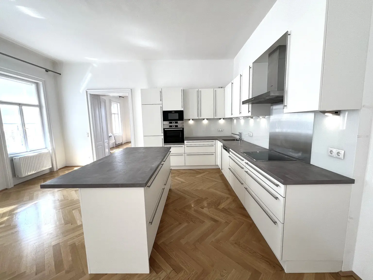 UNBEFRISTET: Prachtvolle, klimatisierte 5-Zimmer-Wohnung mit fantastischer Stadtaussicht / Beautiful air-conditioned 5-room flat with fantastic city view