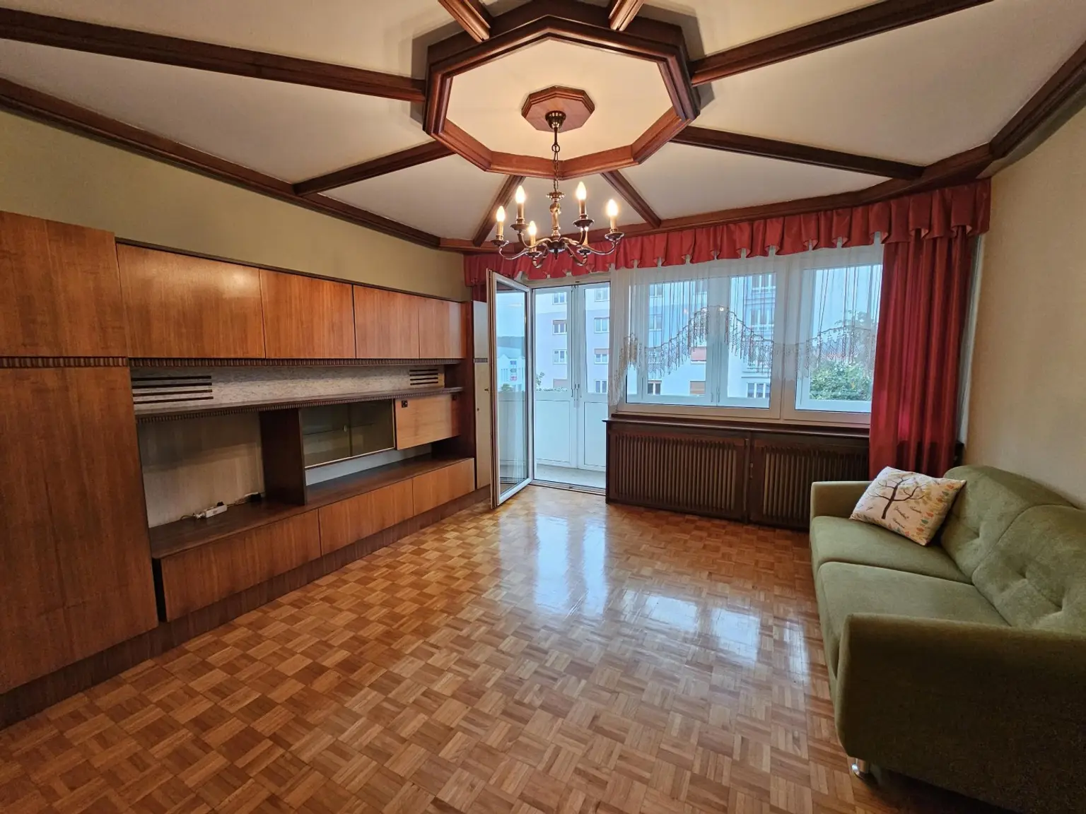 Wohnzimmer mit Ausgang zur Loggia