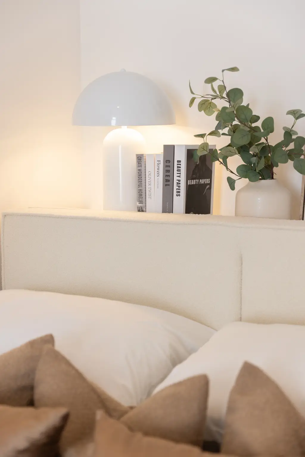 Innenarchitektonisch gestaltete 2-Zimmer-Musterwohnung mit Wohnküche und Terrasse