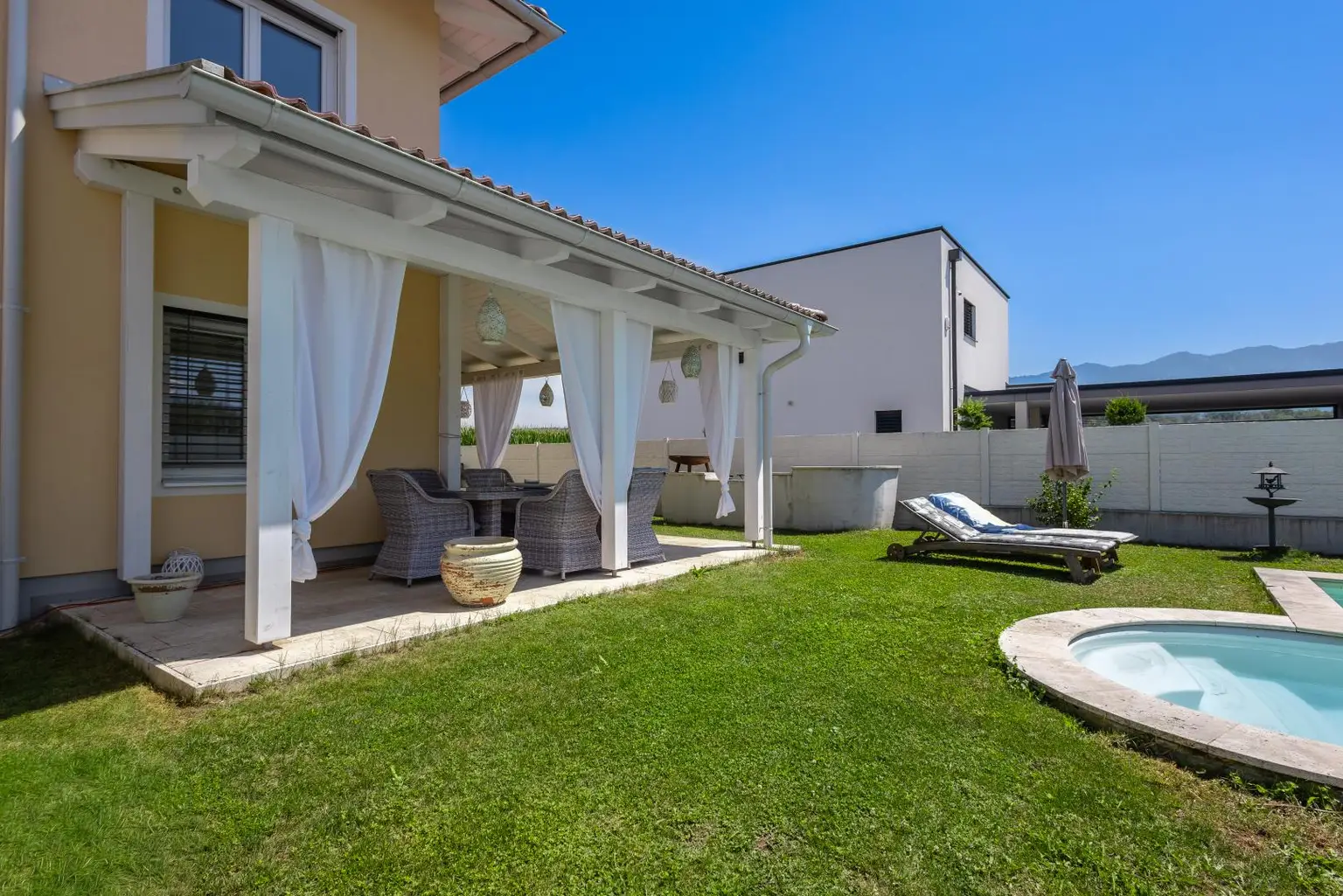 Terrasse, Liegewiese