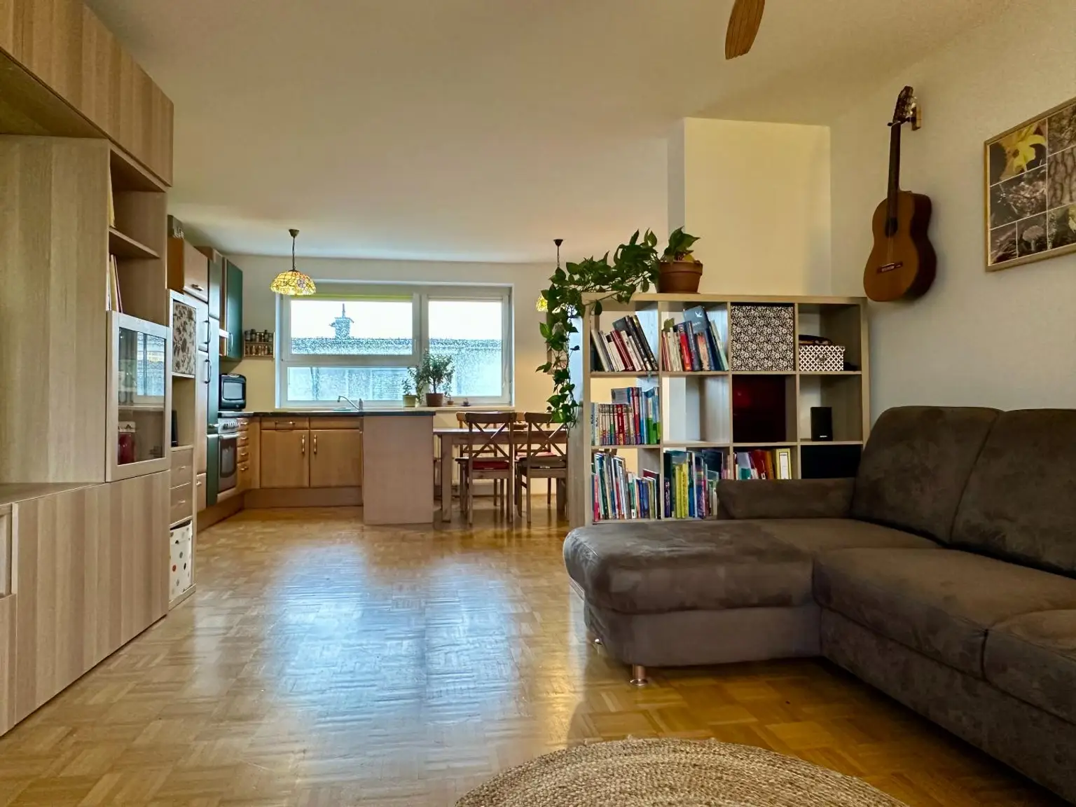 Blick vom Wohnzimmer in die Küche