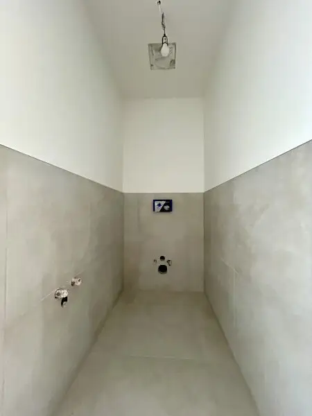 Erstklassige 73.8m² Wohnung mit Balkon in Mannswörth, Perfekt für Erstbezug!