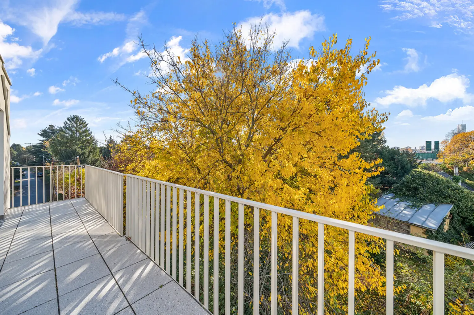 Sehr helle DG-Wohnung direkt bei der Alten Donau