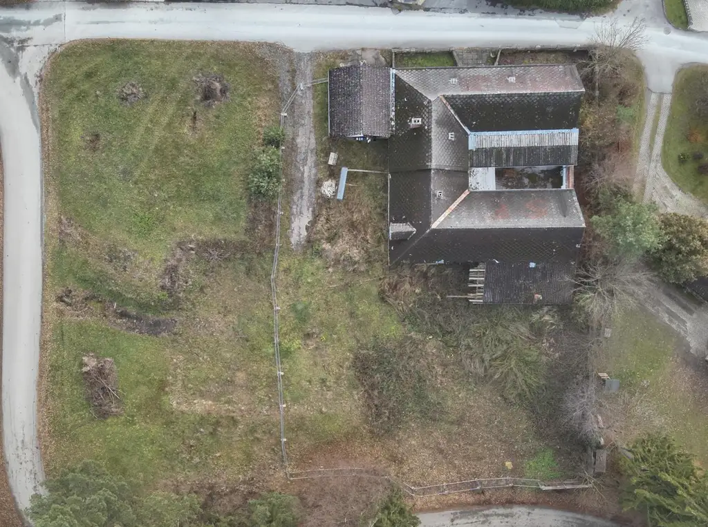 Dreikanthof mit vier Grundstücken in einer Sackgasse (ruhige Lage)