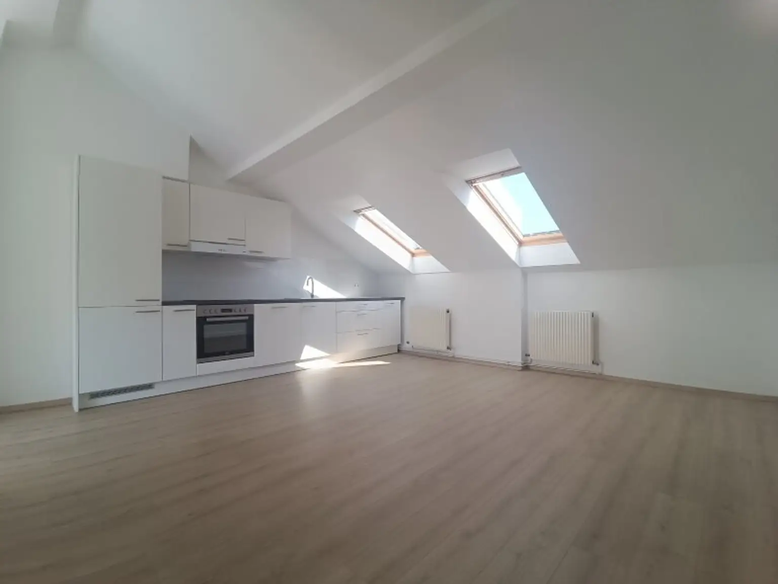 Großzügige Dachgeschoss-Wohnung mit Terrasse und Innenhoflage! Nähe Servitenviertel und U4 Friedensbrücke!