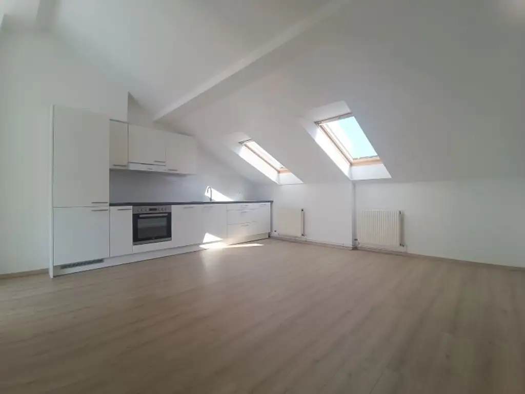 Großzügige Dachgeschoss-Wohnung mit Terrasse und Innenhoflage! Nähe Servitenviertel und U4 Friedensbrücke!
