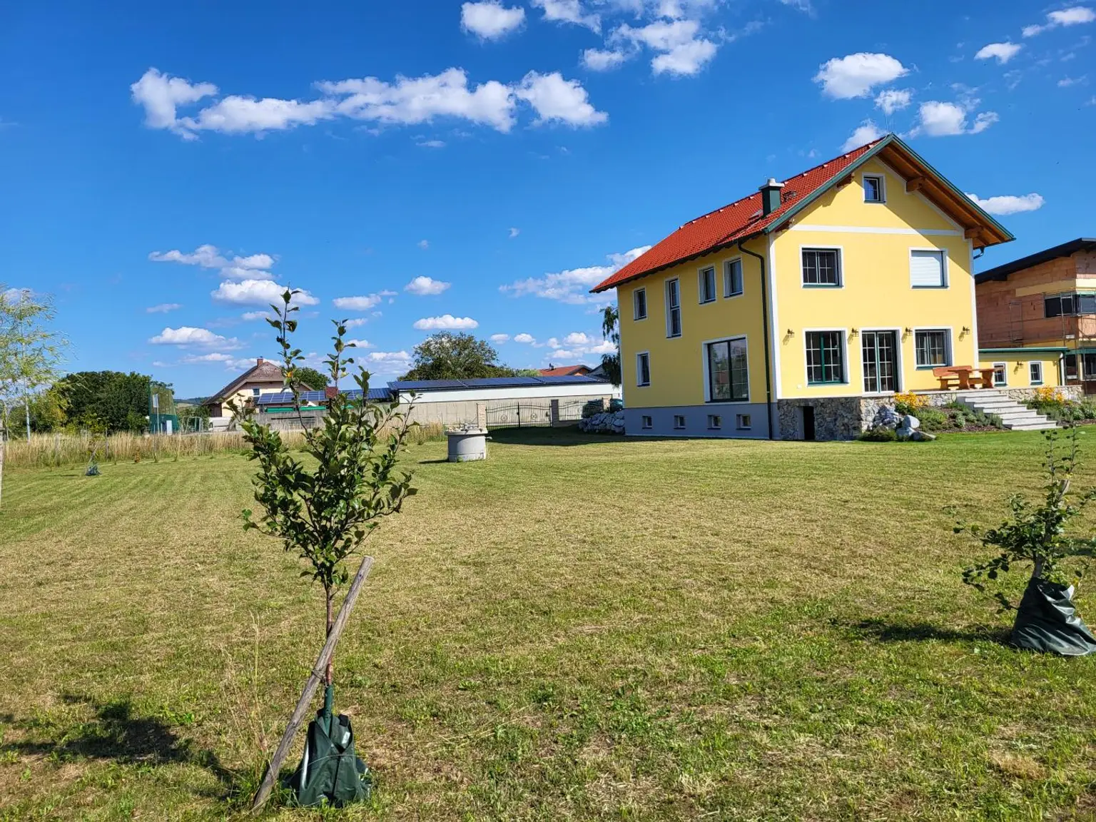 NEUES NIEDRIGENERGIEHAUS MIT GROSSEM GRUNDSTÜCK