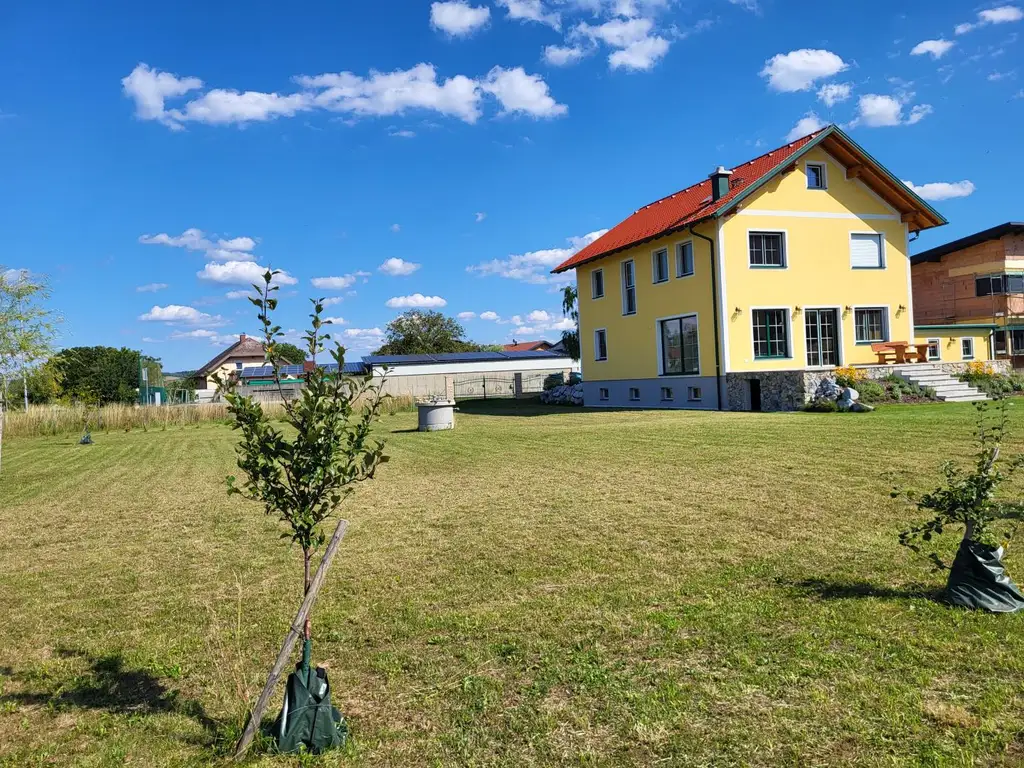 NEUES NIEDRIGENERGIEHAUS MIT GROSSEM GRUNDSTÜCK
