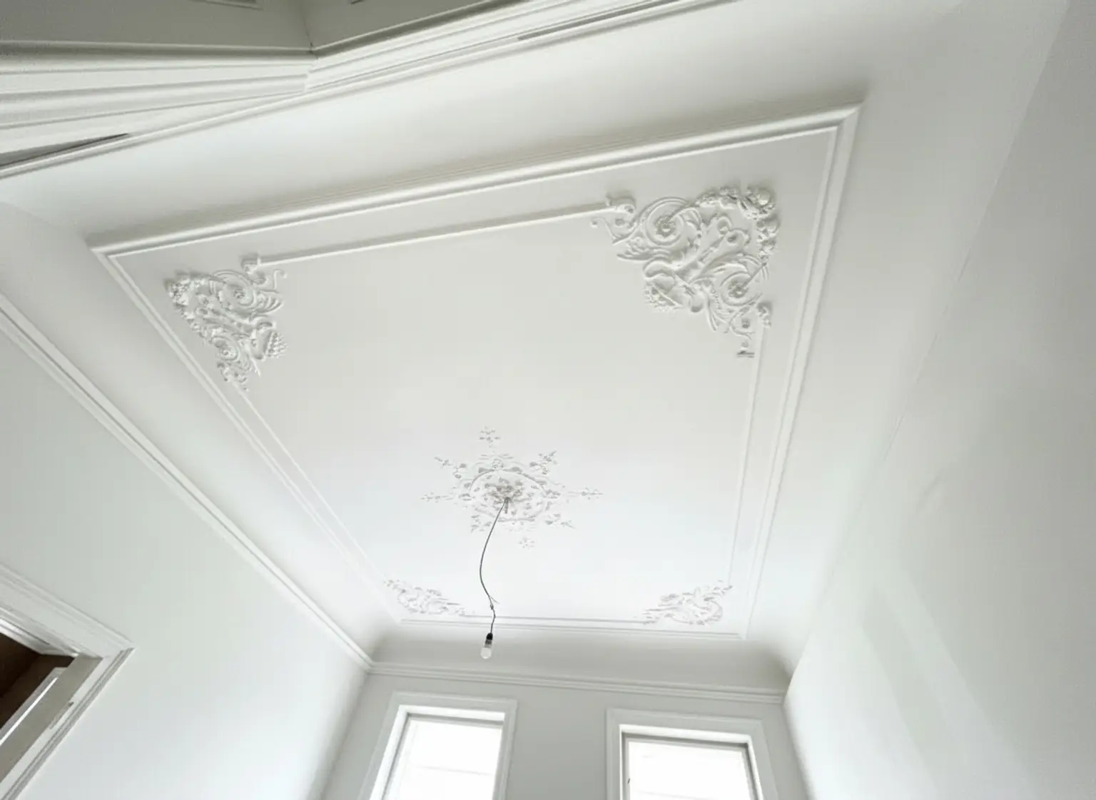 ERSTBEZUG NACH GENERALSANIERUNG: Erstklassige Altbauwohnung mit Stuckdecken in ruhiger Lage