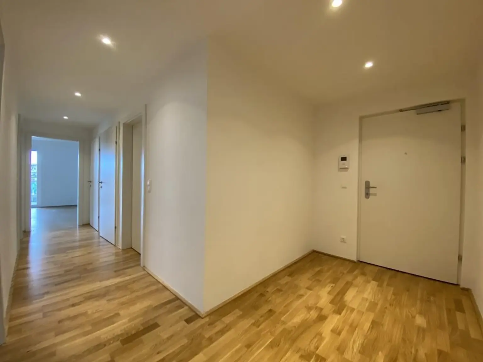 Traumwohnung mit super-großem, überdachten SÜD-Balkon!