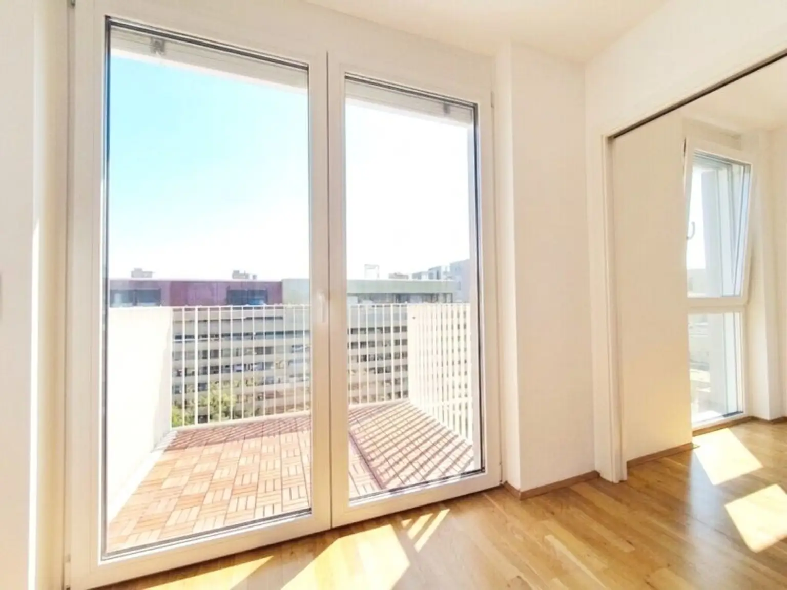 Balkonausgang - ca. 6 m² Südseitig