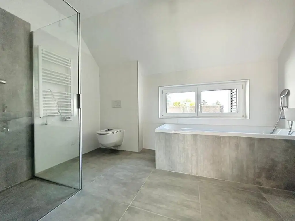 PROVISIONSFREI! Traumhafte Wohnung im DG - 2 Terrassen - Fitnessraum - PKW Stellplatz - Erstbezug nähe Donau