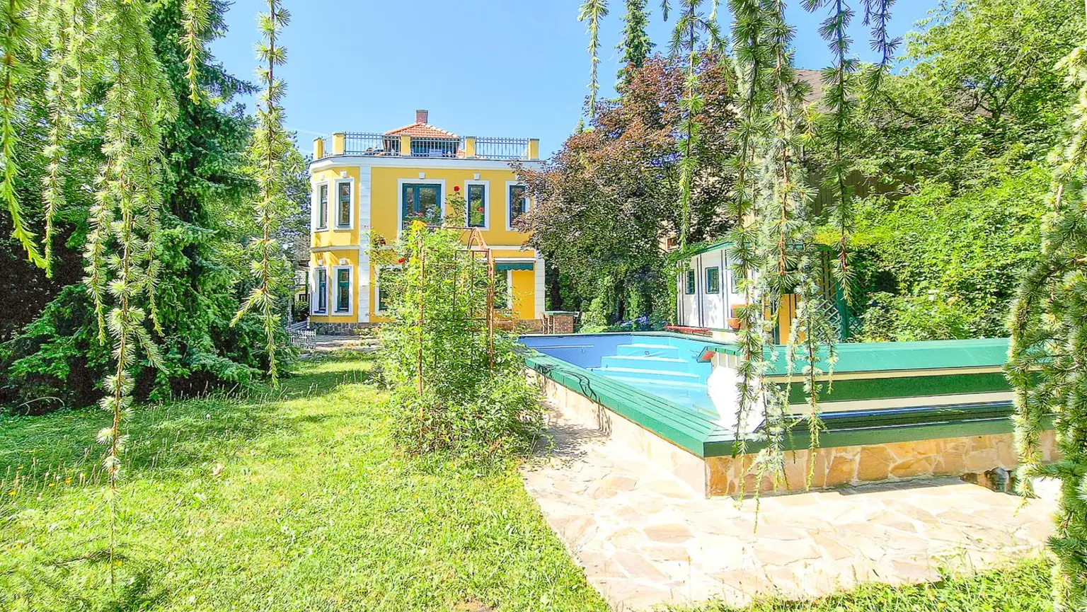 Grüne Oase in Prestige-Lage, Stilvilla mit ca. 1.600 m² Grund, Gästehaus, 2 Garagen und großem Pool