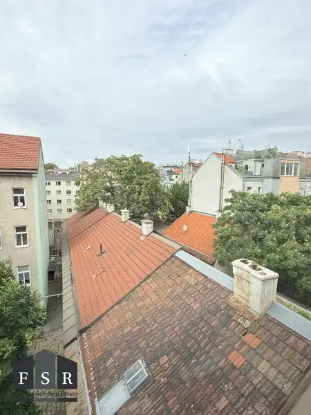 Lichtdurchflutete 4,5 Zimmer Wohnung - SANIERUNGSBEDÜRFTIG & BALKONANBAU möglich