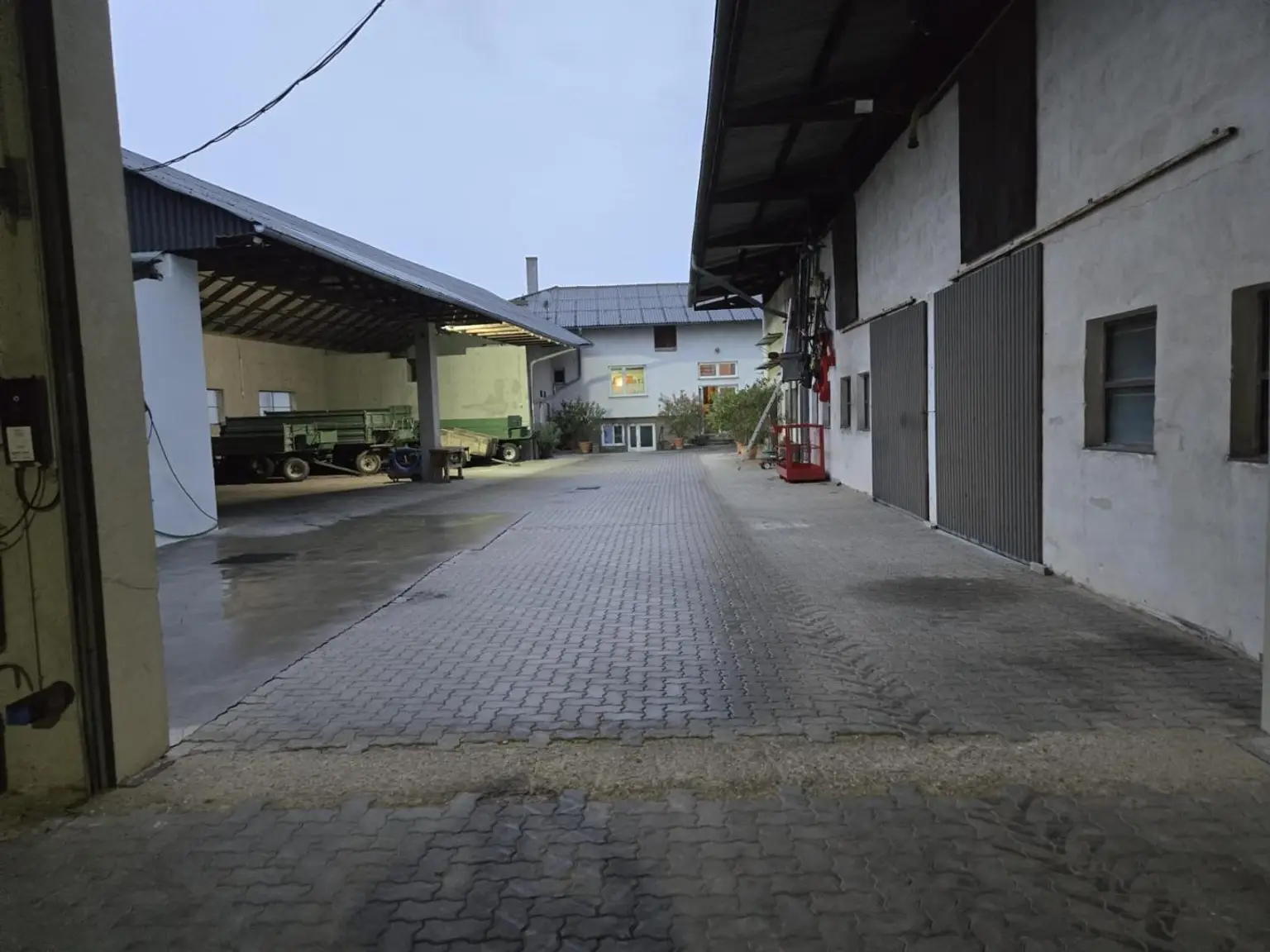 "Wohnhaus und Hallen"