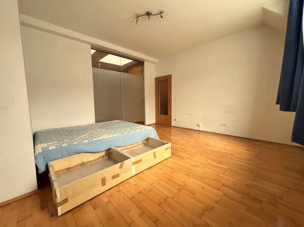 Dachgeschosswohnung, 2 Zimmer Nähe Klinik Ottakring