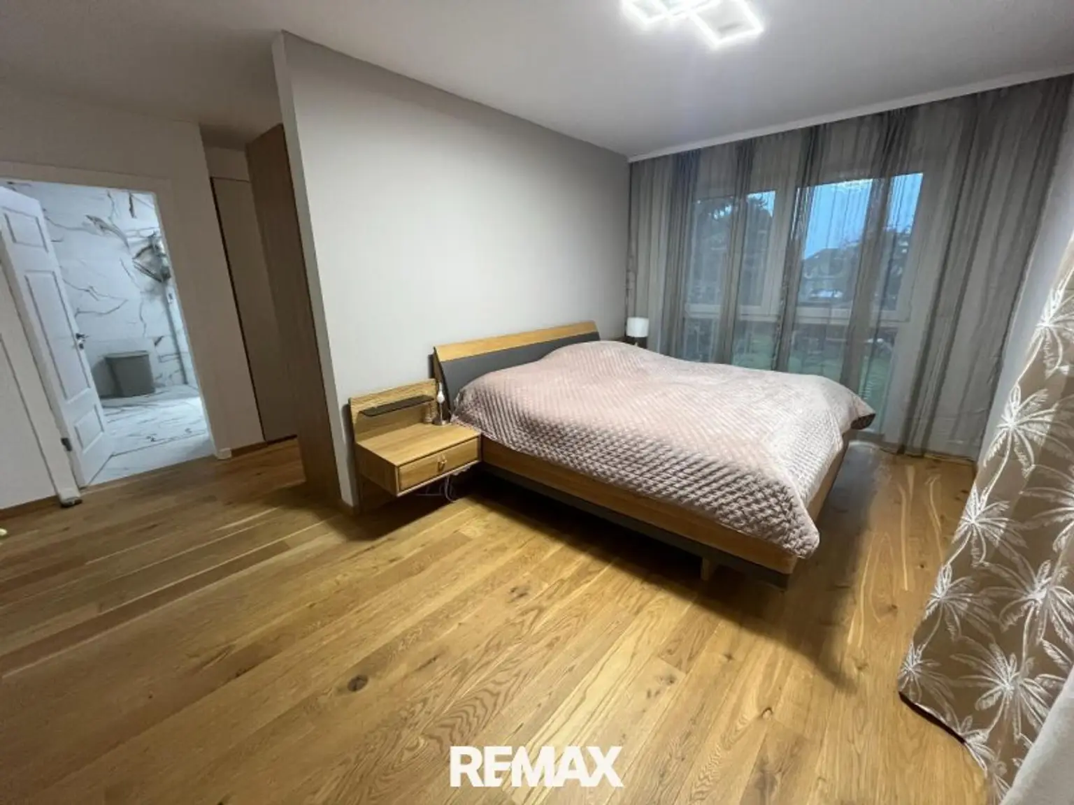 Zimmer mit Schrankraum und Badezimmer im OG