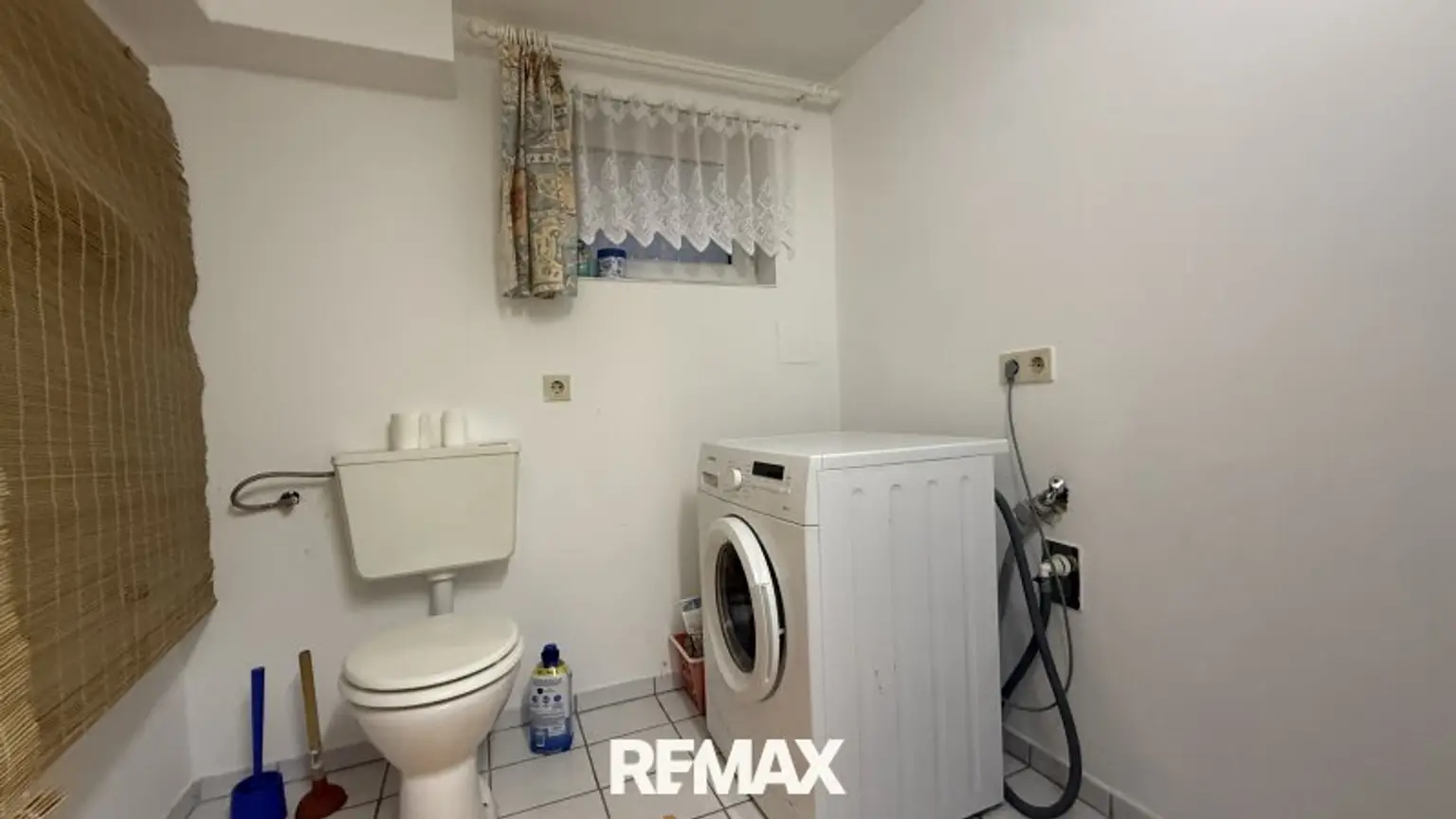 Waschraum mit WC und Dusche