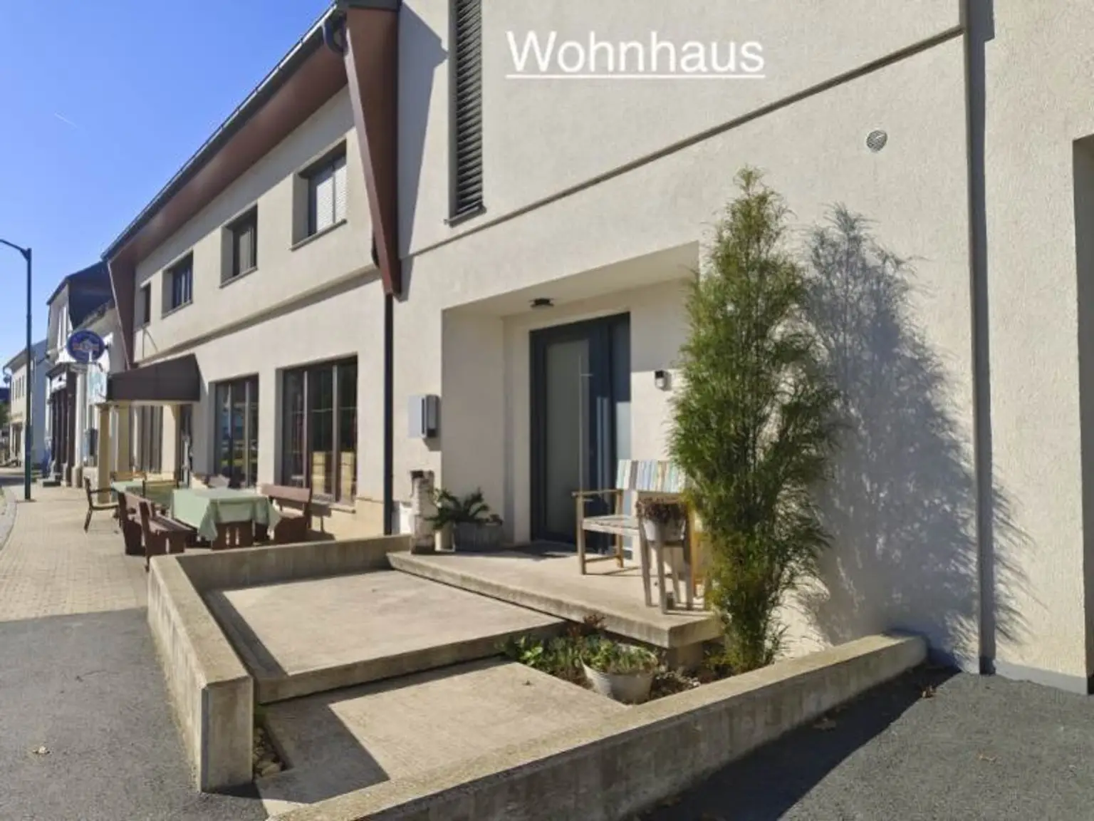 Modernes Wohnhaus  mit angrenzender Café-Bar und 2200m2 Grundstück