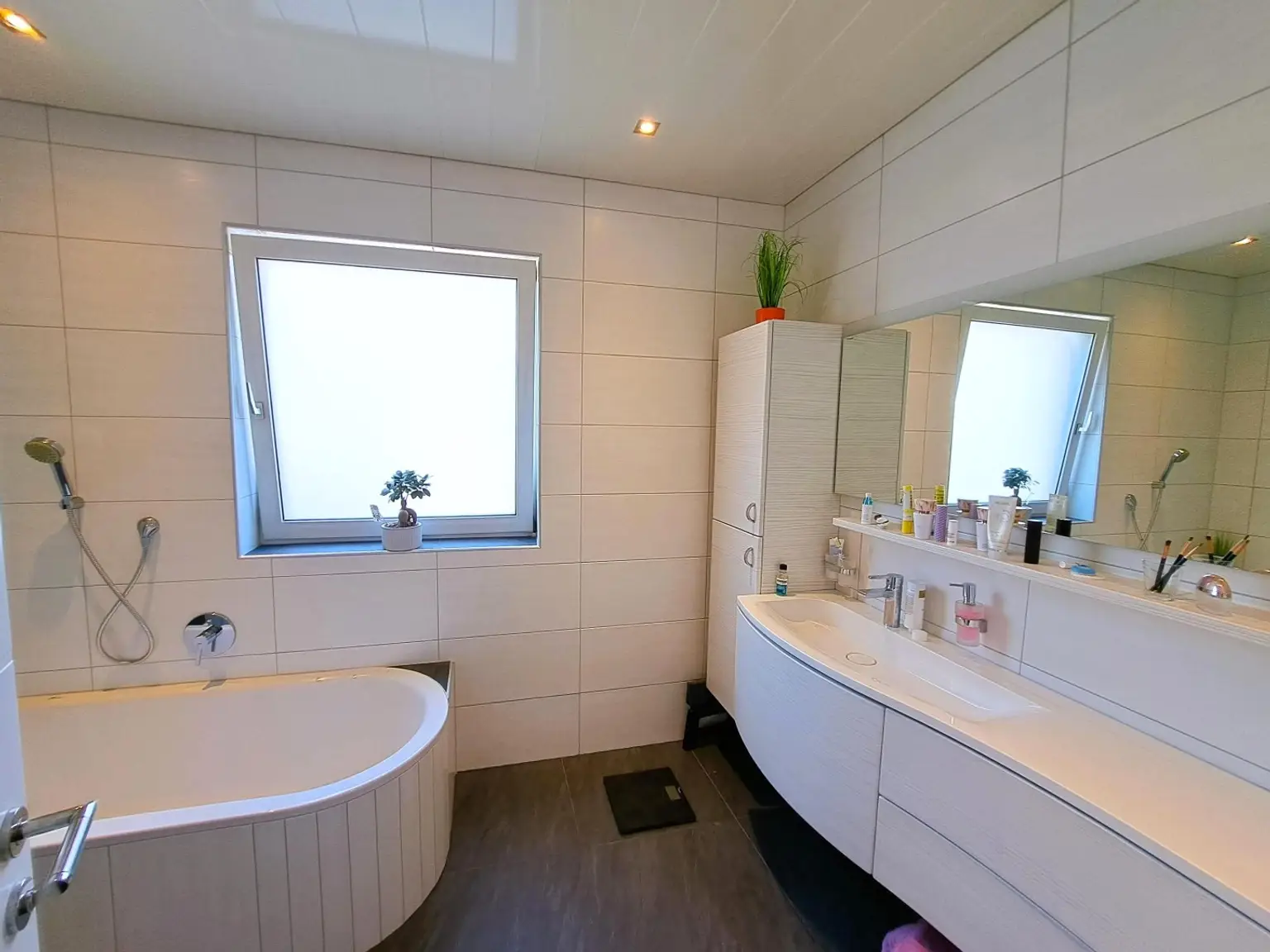 Wohnjuwel mit 2 Wohnungen (ca. 290 m² Wfl.), 2 Terrassen, Gartenareal mit Pool & Poolhaus - Neuzeug