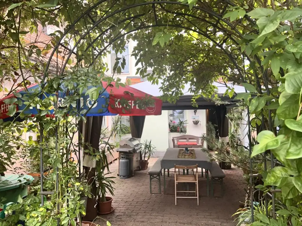 stilvolles Stadthaus in zentraler Lage mit Garten und mehreren, vermietbaren Wohnungen und Büros
