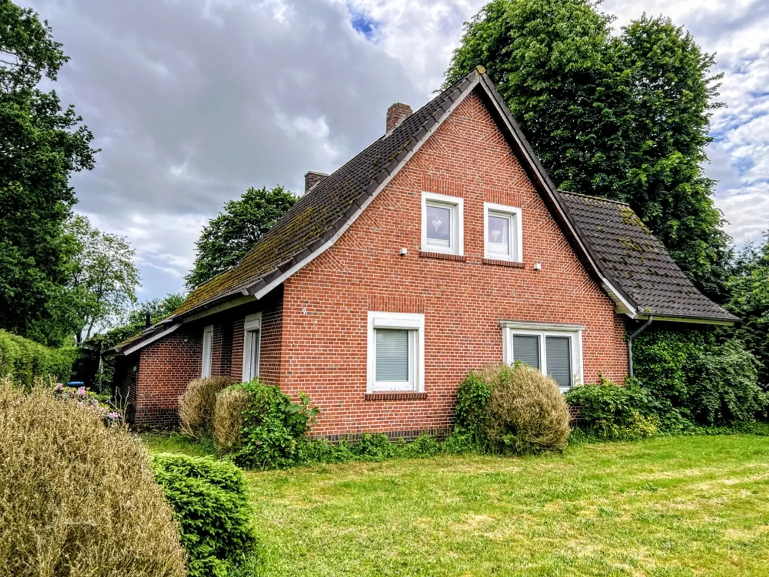 Ein Zuhause, das Raum für alles lässt! Wohnhaus mit angrenzender Halle!