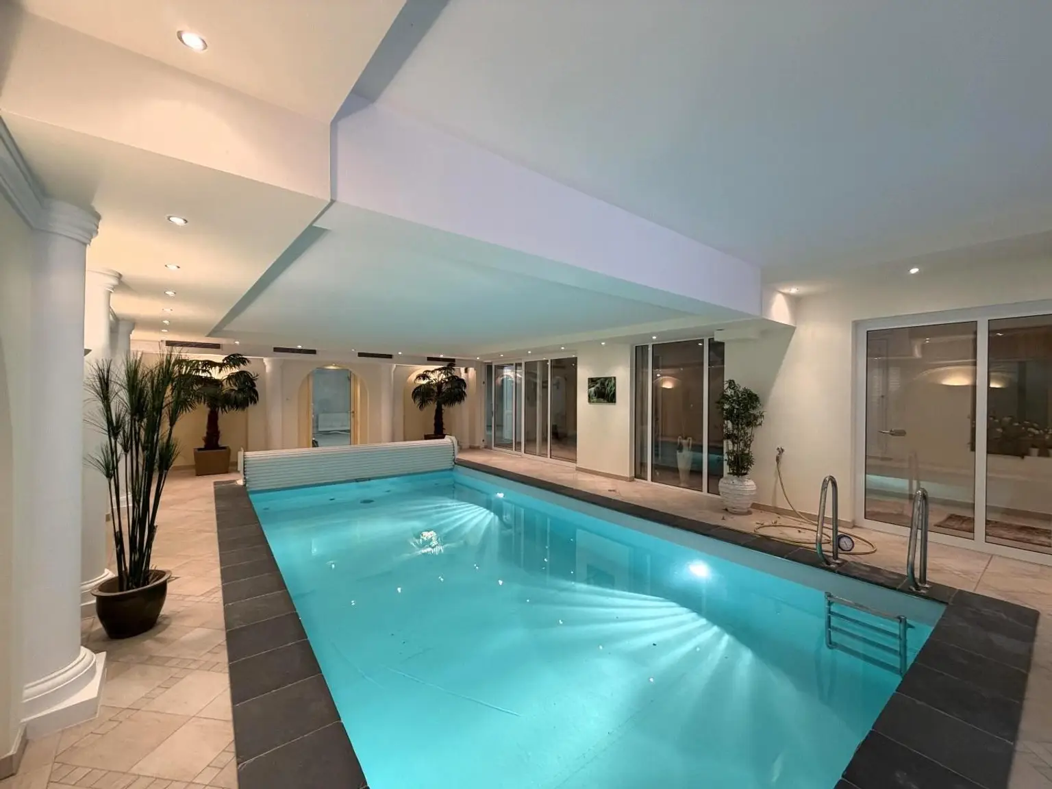 KG / Indoorpool mit Ausgang in den Garten