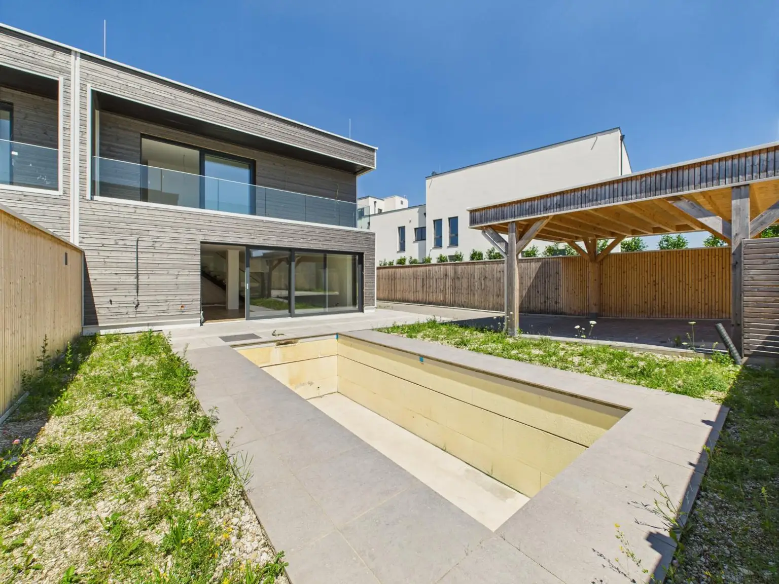 Wels-West: Luxuriöse Doppelhaushälfte mit Salzwasserpool, smarter Hausechnik & 149 m² Wohnfläche