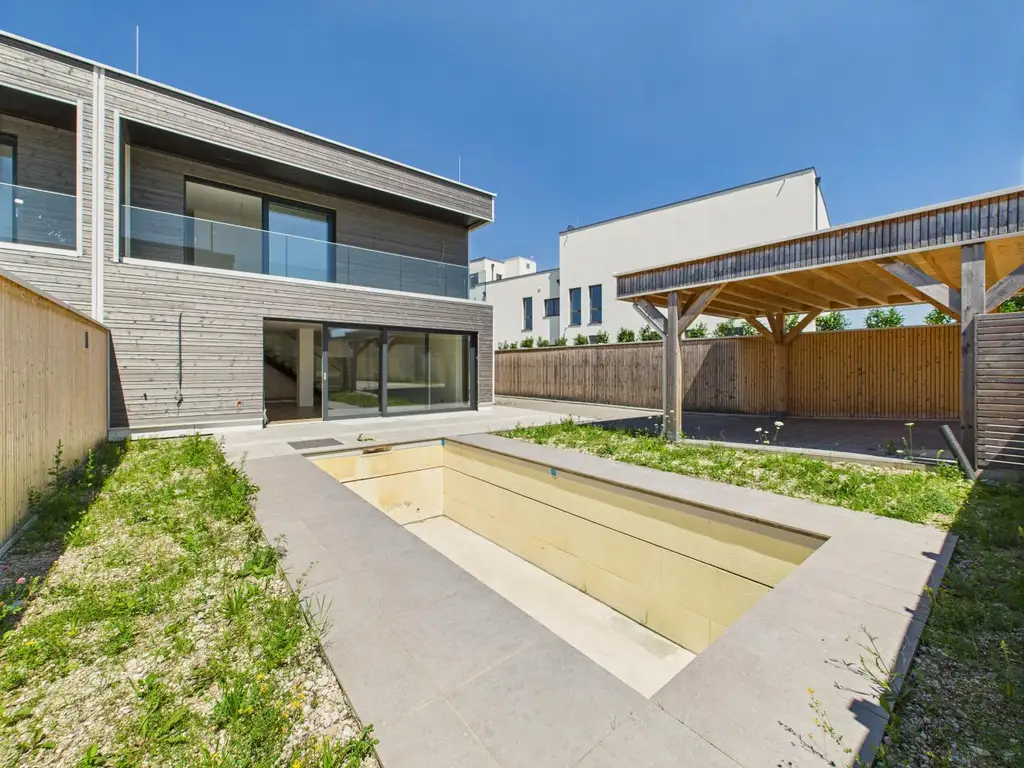 Wels-West: Luxuriöse Doppelhaushälfte mit Salzwasserpool, smarter Hausechnik & 149 m² Wohnfläche