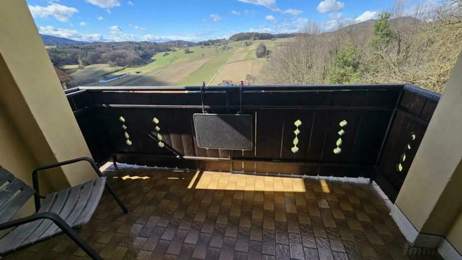** Geschmackvolles Zweifamilienwohnhaus - ca. 19ha LW-Fläche mit Wald ** unvergleichbarer Panoramablick auf Schloss Kapfenstein und das steirische Hügelland **