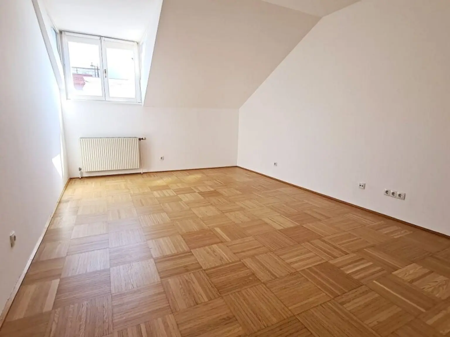 SPITTELBERG, teilsaniertes 84 m2 Dachgeschoß, 3 Zimmer, Extraküche, Wannenbad, Parketten, WG-geeignet, MQ-Nähe