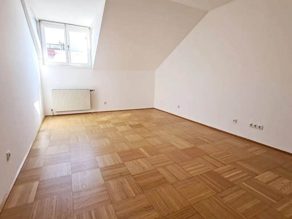 SPITTELBERG, teilsaniertes 84 m2 Dachgeschoß, 3 Zimmer, Extraküche, Wannenbad, Parketten, WG-geeignet, MQ-Nähe