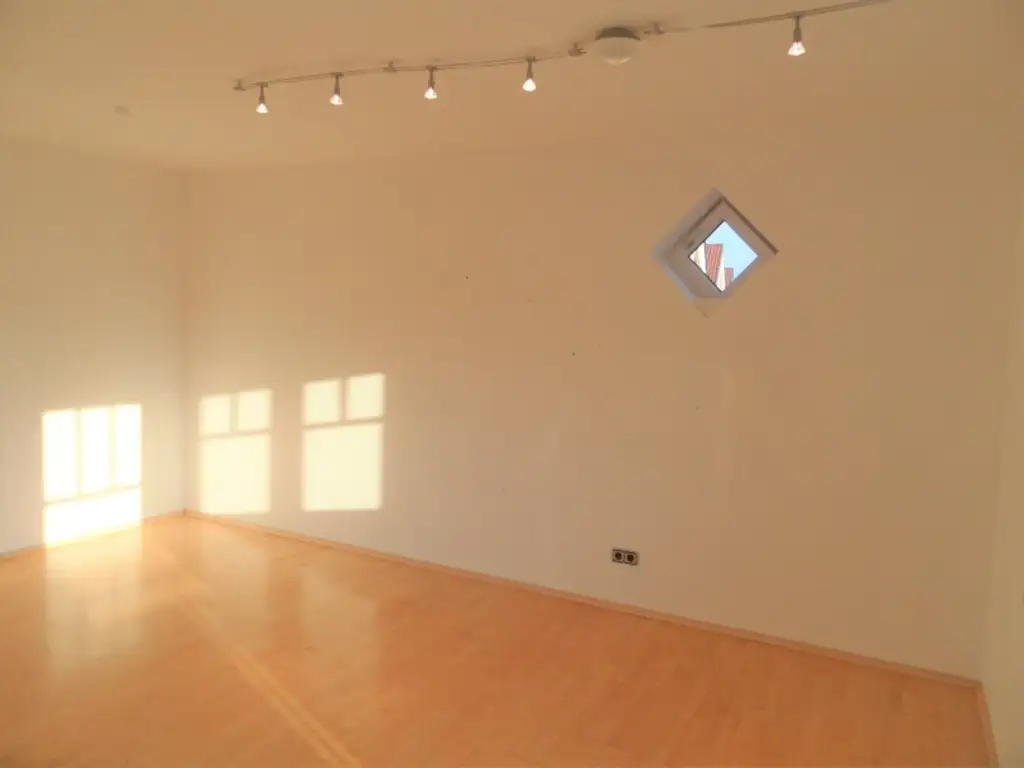 >> MIETHAUS mit 6 ZIMMER, DOPPELGARAGE, KELLER und EIGENGARTEN, am ORTSRAND!