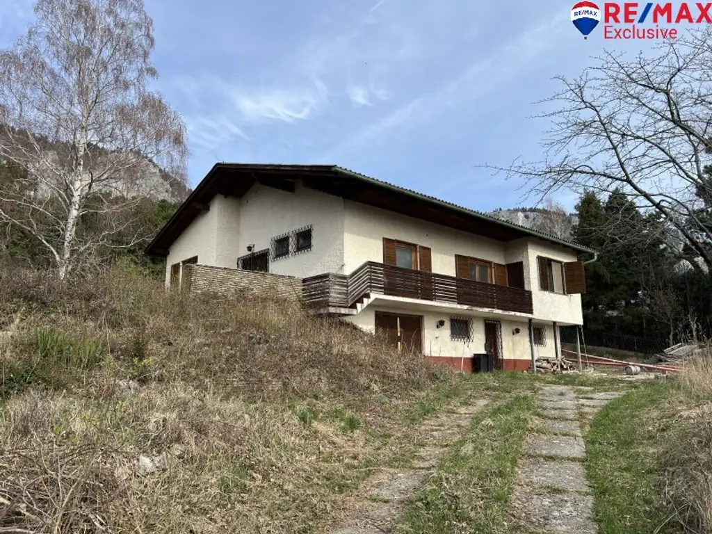 Der Hohen Wand und dem Schneeberg so nah! Sanierungsbedürftiges Einfamilienhaus mit Garten und Garage!