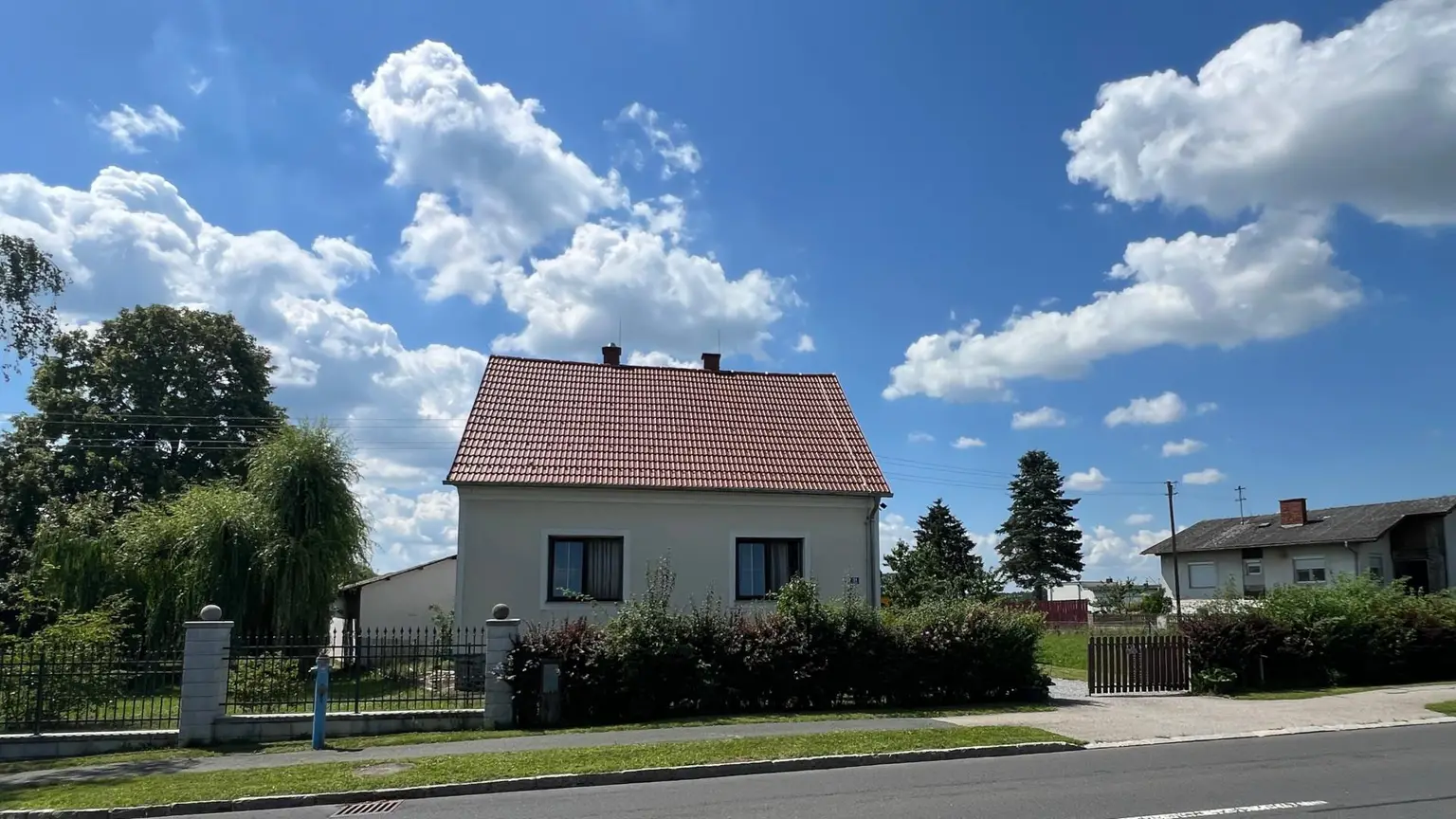 Hausansicht von der Straße aus