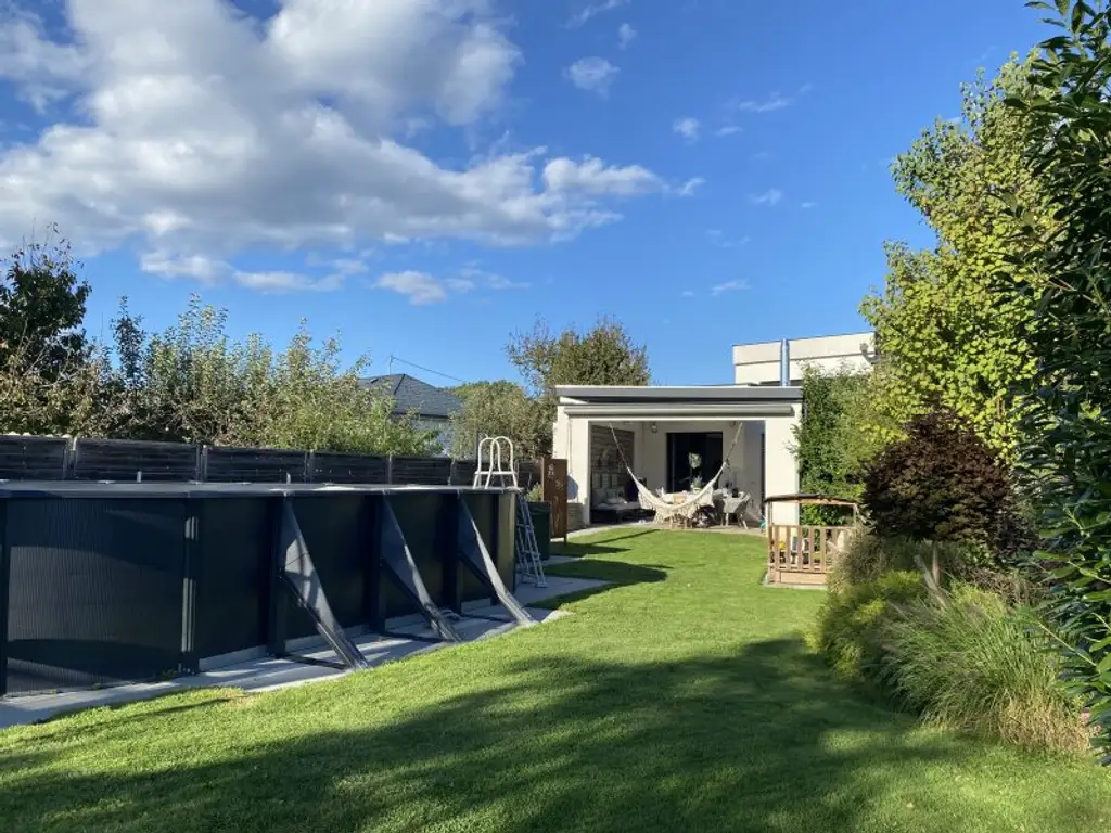 Modernes Wohnhaus  mit angrenzender Café-Bar und 2200m2 Grundstück