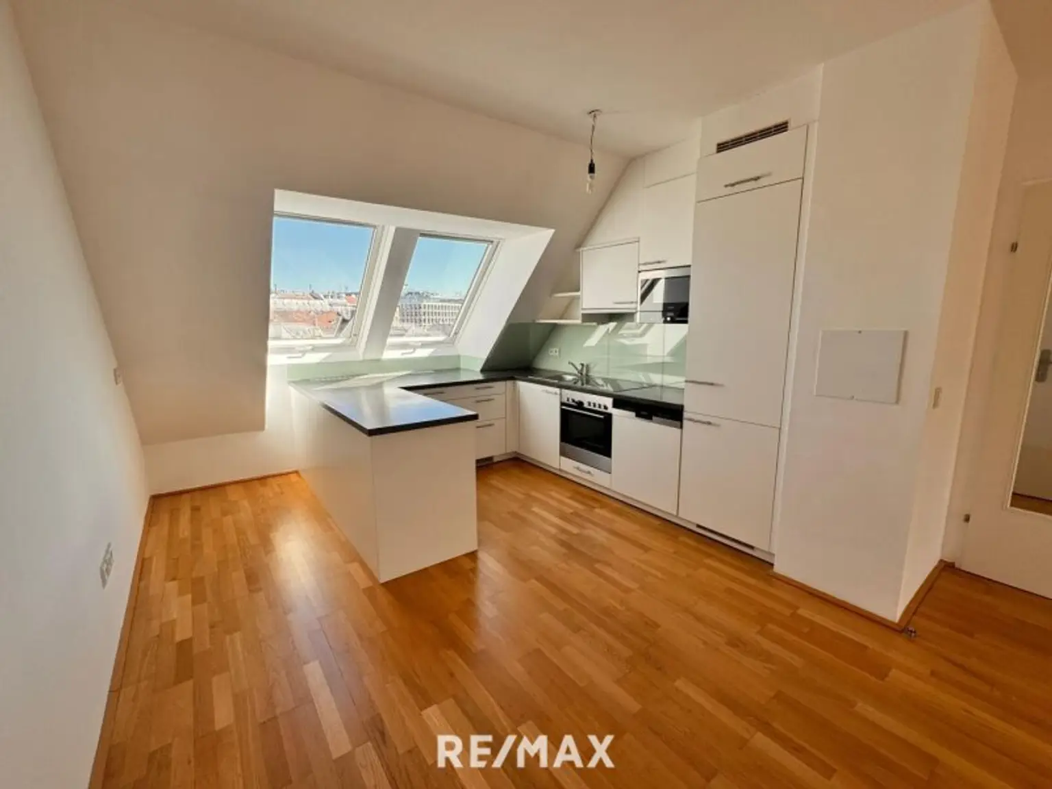 DACHGESCHOSSWOHNUNG MIT STIL&TOPLAGE NAHE ROCHUSMARKT