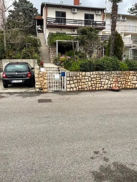 Crikvenica/Kacjak: Apartmenthaus mit 5 Wohneinheiten, nur 140 Meter vom Strand entfernt!