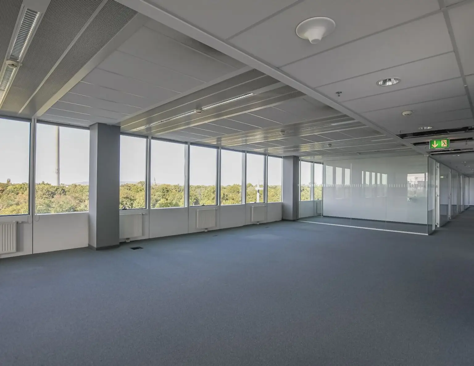 Modernes Büro mit Balkon im Saturn Tower