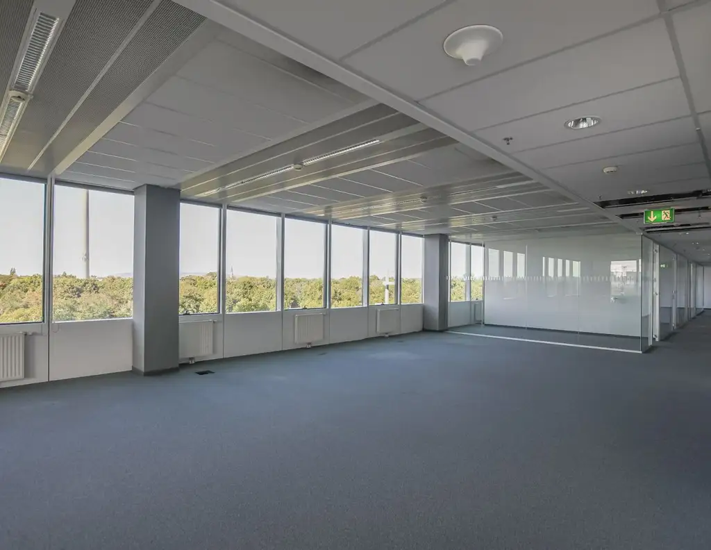 Modernes Büro mit Balkon im Saturn Tower