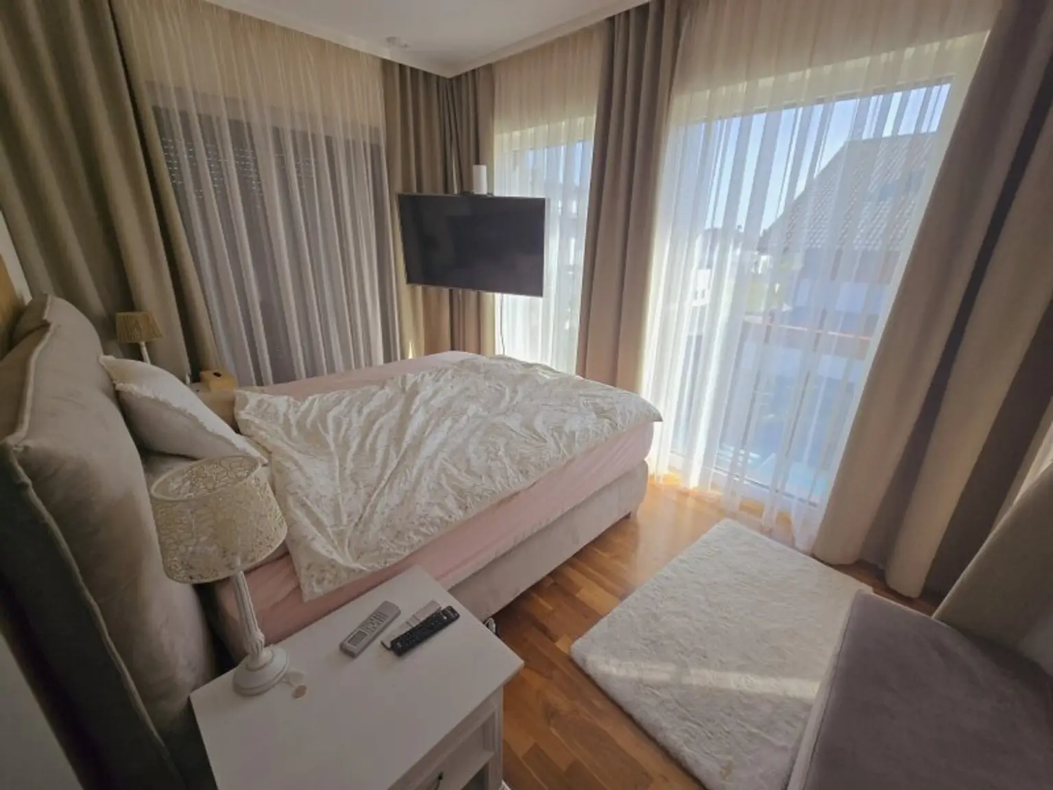 Traumhaft LUXURIÖS AUSGESSTATTETES SMART EFH in Leopoldsdorf: Wfl. 196m², 6 Zimmer, Balkon & Terrasse! + PHOTOVOLTAIK ANLAGE mit STROMSPEICHER + beheizter POOL  + GARAGE + GRILLPLATZ +