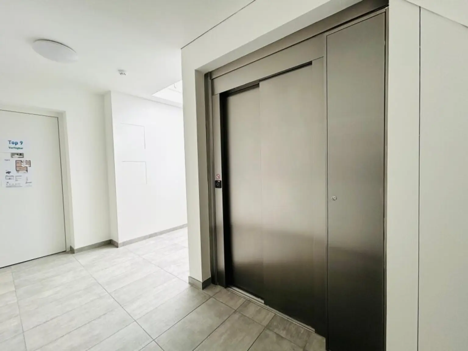 ERSTKLASSIGE DG - WOHNUNG NÄHE UNO CITY AM KAISERWASSER  | FITNESSRAUM  | PKW - STELLPLATZ